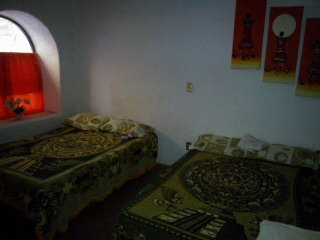 Habitación 2 camas matrimoniales y baño completo