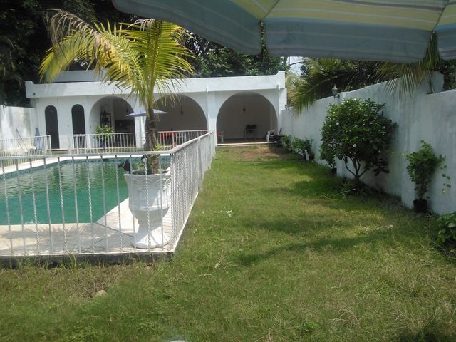 Jardín y alberca